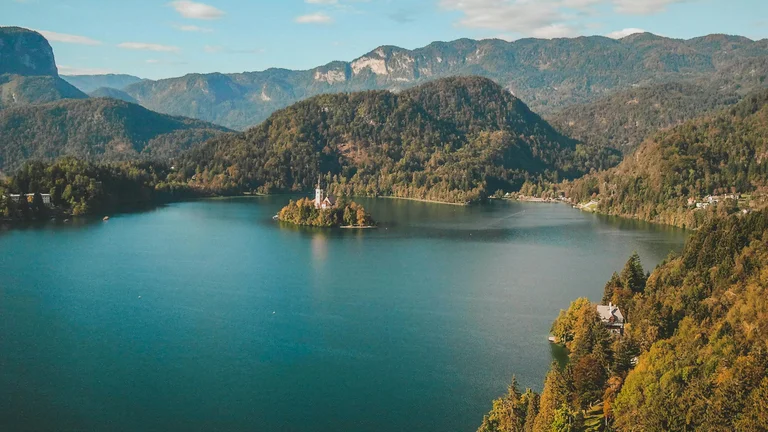 15 Cidades Sem Estradas: Descubra Lugares Únicos e Surpreendentes